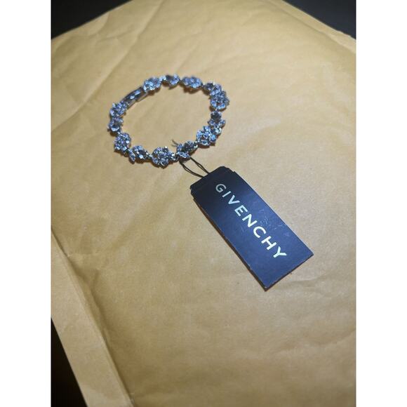 Givenchy - Picture 7 of 11